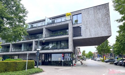 Recent appartement met 2 slaapkamers en terras. Gelegen in het centrum in Residentie Schansbroek. Parking in parkeergarage.