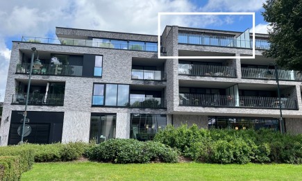 Volledig ingericht nieuwbouwappartement met 2 slaapkamers en terras. Gelegen in het centrum in Residentie Schansbroek. Parking in parkeergarage.