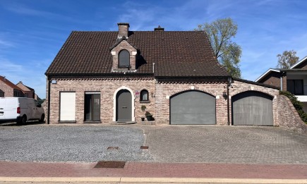 Vrijstaande woning met 4 slaapkamers en inpandige garage.
