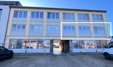 Appartement met drie slaapkamers, terras, kelderberging en garage.